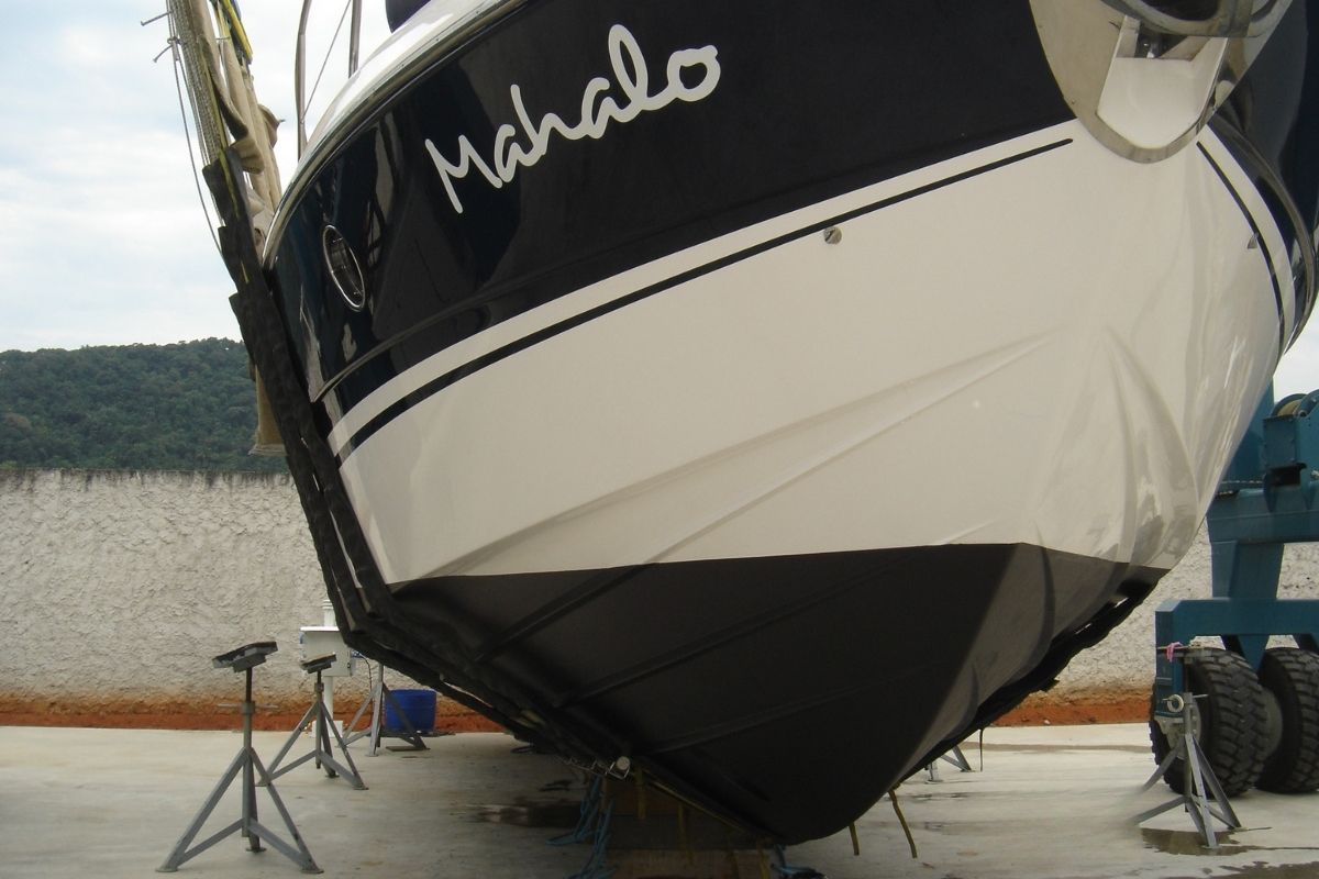 Aplicação da Acquamarine Duos no casco do barco - proteção antiincrustante
