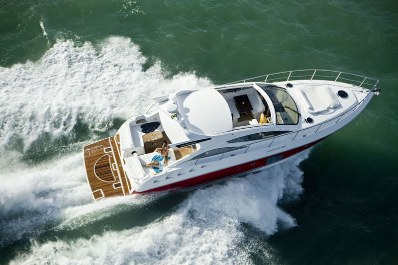 Iate de luxo Schaefer Yachts com acabamento em Conthane Yacht Finish DDN - pintura náutica de alto brilho em Santa Catarina