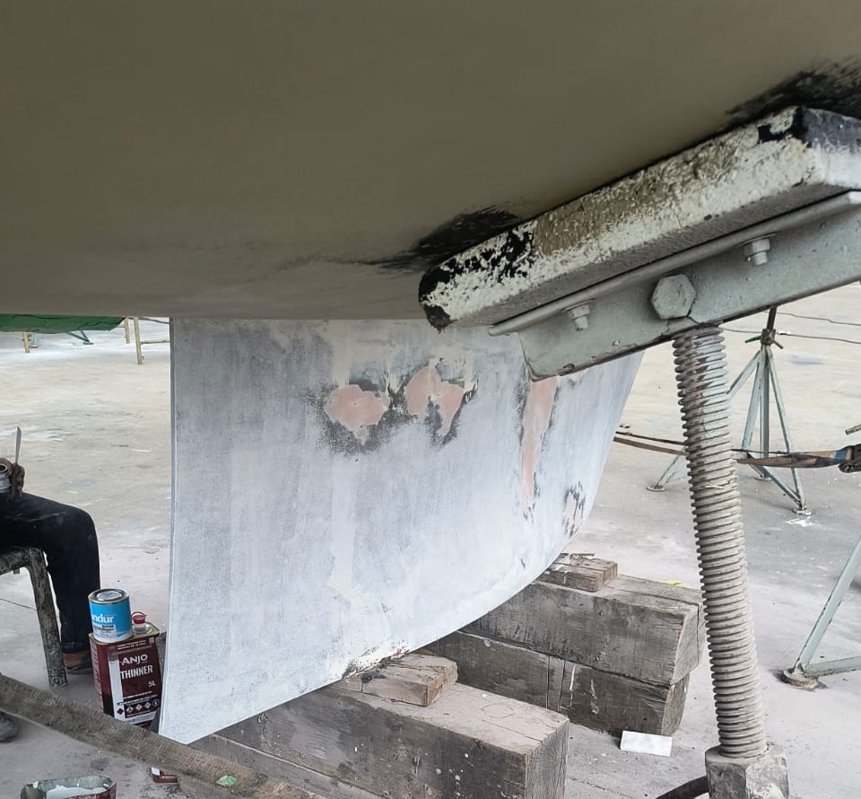 Aplicação do primer Condur SP 350 em casco de alumínio