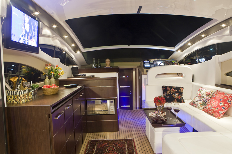 Detalhe da aplicação do adesivo Condite 510 Gel para fixação de deck em teca em iate de luxo Schaefer Yachts - tecnologia Coninco em Santa Catarina