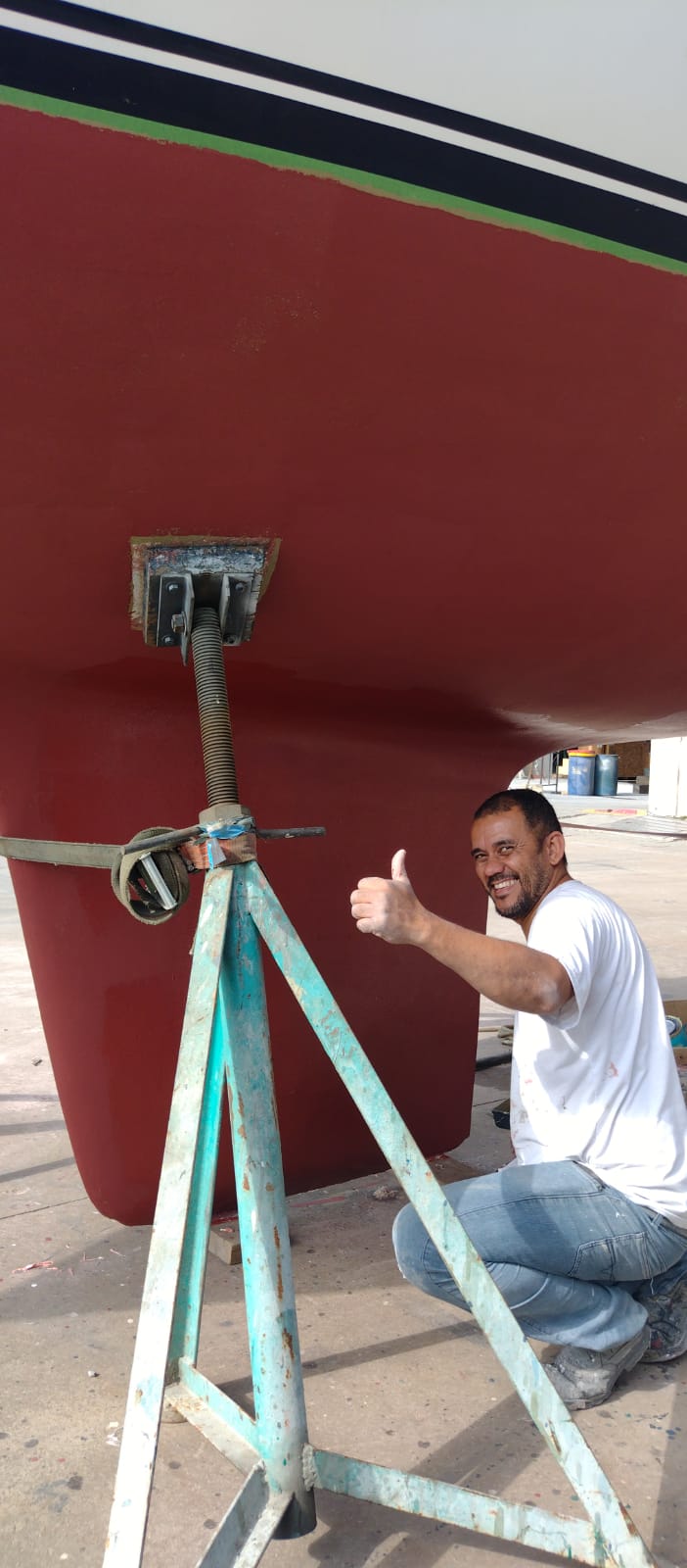 Veleiro 32’ Kilimandjaro repintado com  Acquamarine Premium. A primeira  pintura protegeu a embarcação  eficazmente por 36 meses contra  incrustações.