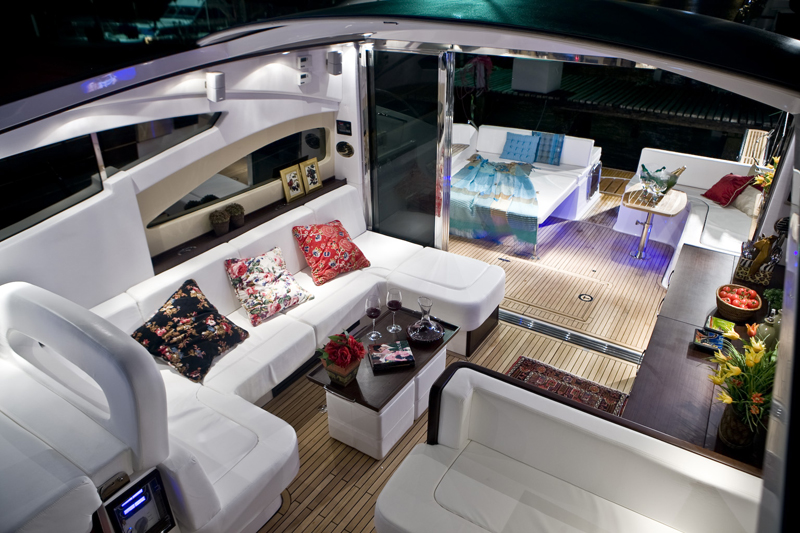 Deck de teca colado com adesivo estrutural Condite 510 Gel em iate Schaefer Yachts - reparo e construção náutica em Itajaí SC
