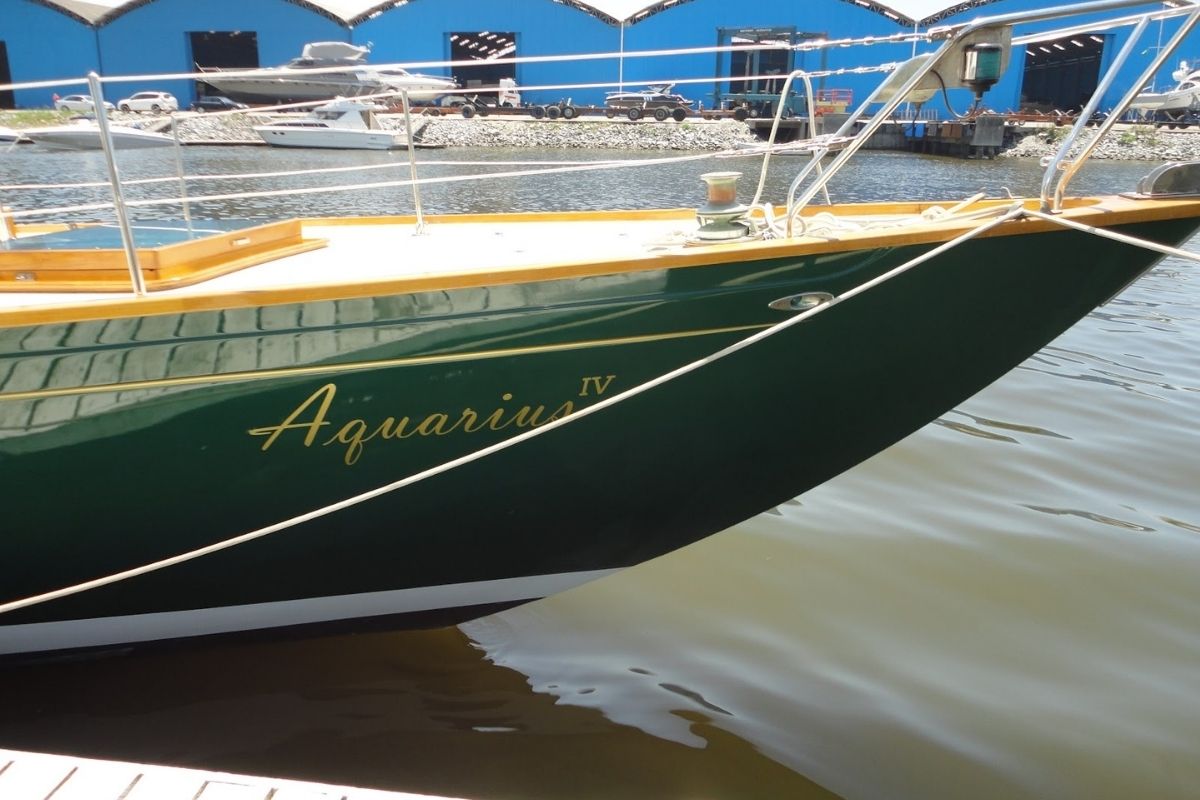 Lancha com acabamento Conthane Yacht Finish - alto brilho
